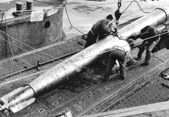 Подготовка торпеды к погрузке в носовой отсек подводной лодки U-94
