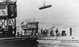Погрузка мины TMB в подводную лодку U-451